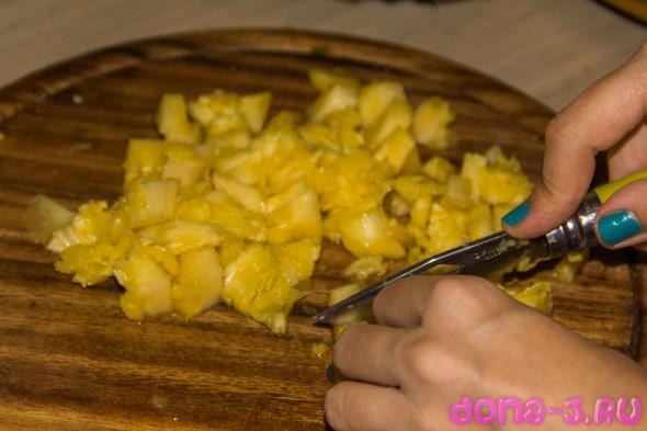 Салат с креветками, ананасом и курицей: нарезаем ананас