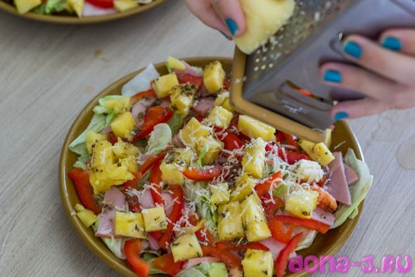 Салат с ананасом и сыром «Гавайи»