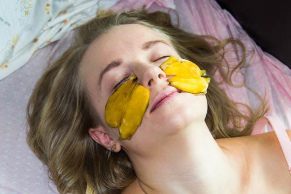 Увлажнение кожи лица при помощи кожуры банана