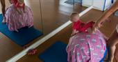Упражнения с ребенком в 6 месяцев: массаж, гимнастика и водные процедуры