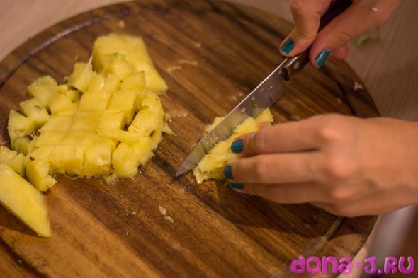Салат с ананасом, куриной грудкой и спаржей: нарезаем ананас