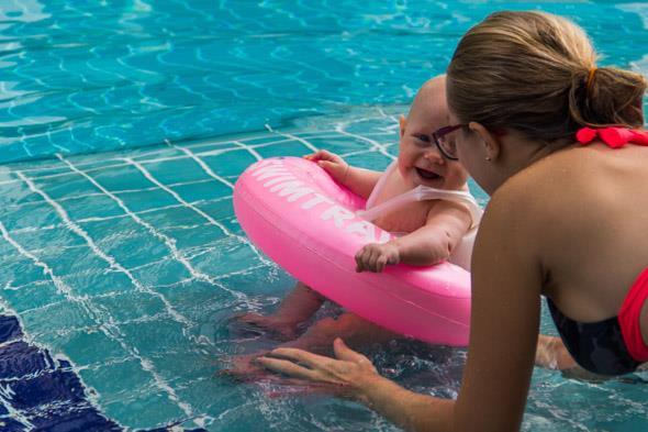 Занятия в бассейне с ребенком 6 месяцев