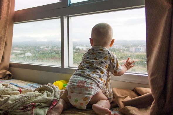 Как развлечь ребенка в 6 месяцев: смотреть в окно