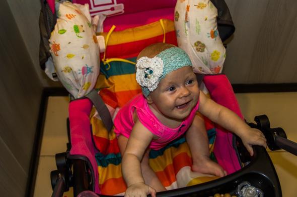Как развлечь ребенка в 6 месяцев: прогулки в коляске