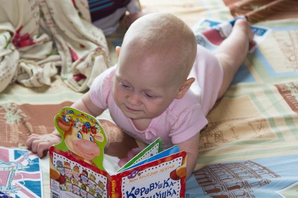 Как развлечь ребенка в 6 месяцев: книги для детей