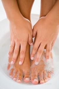 Промывайте ноги теплой мыльной водой
