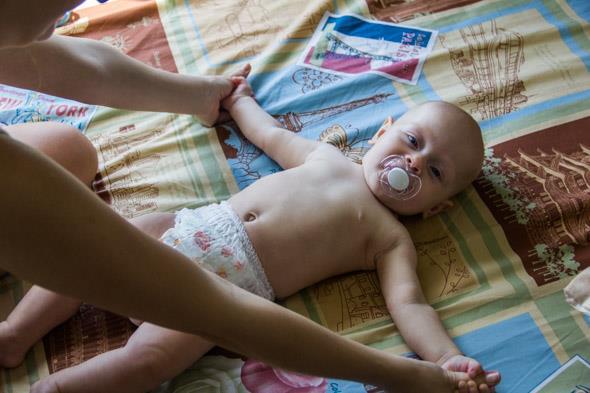 Упражнения с ребенком в 6 месяцев: массаж