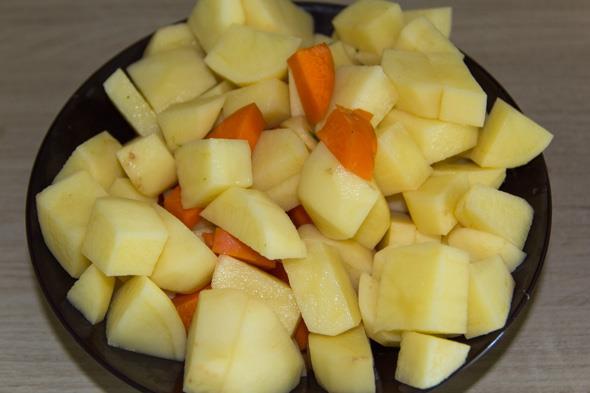 Первый шаг приготовления овощного рагу в мультиварке: картошка и морковка