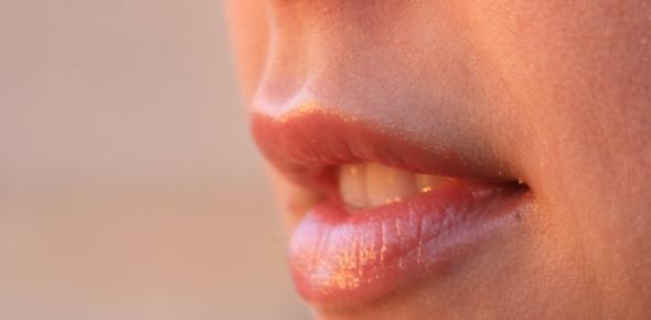 Шелушение губ – причины и методы лечения