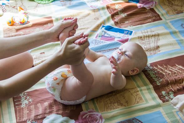 Упражнения с ребенком в 6 месяцев: массаж