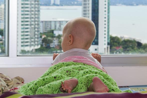 Как развлечь ребенка в 6 месяцев: смотреть в окно